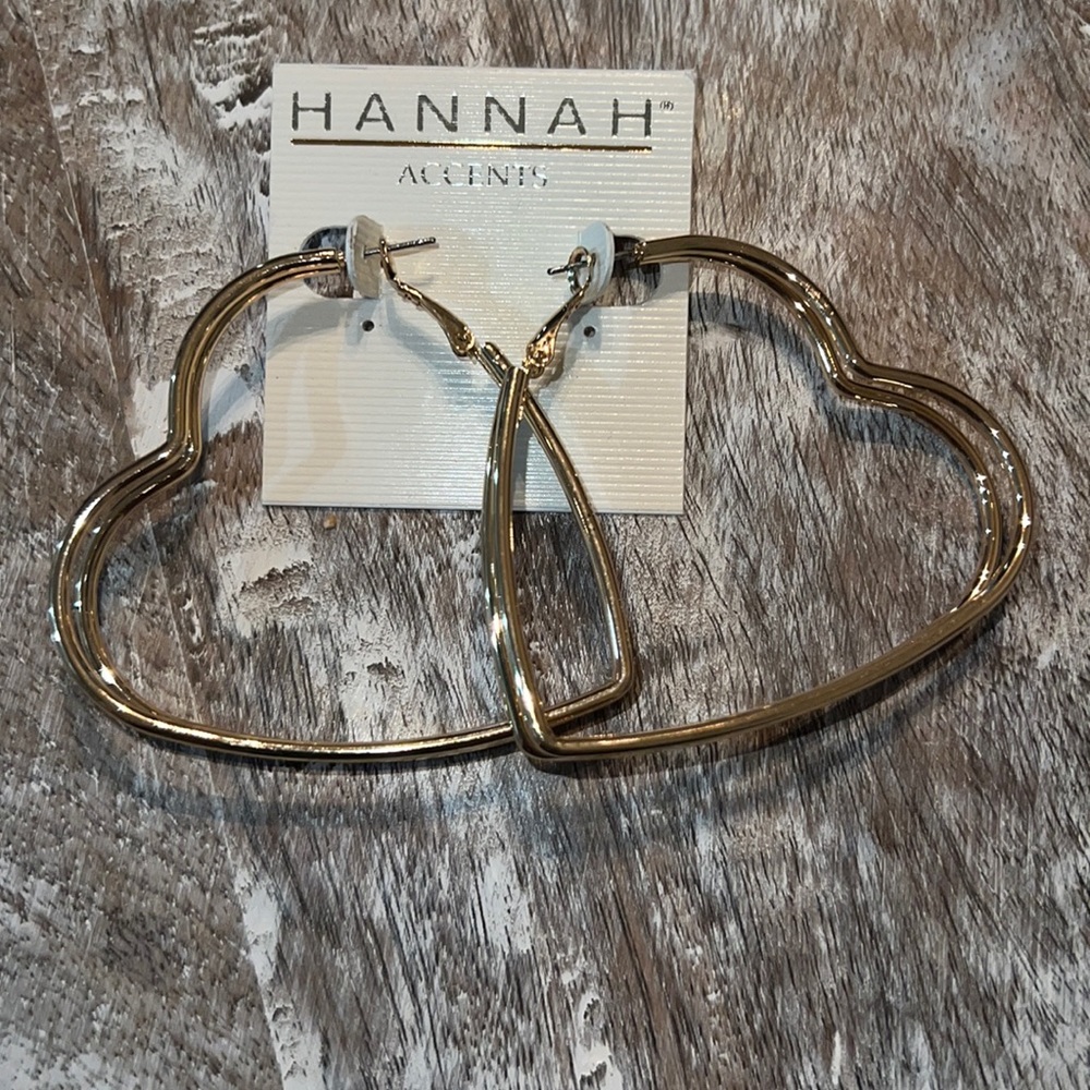 3/$20🎀 Heart shaped earrings ♥️